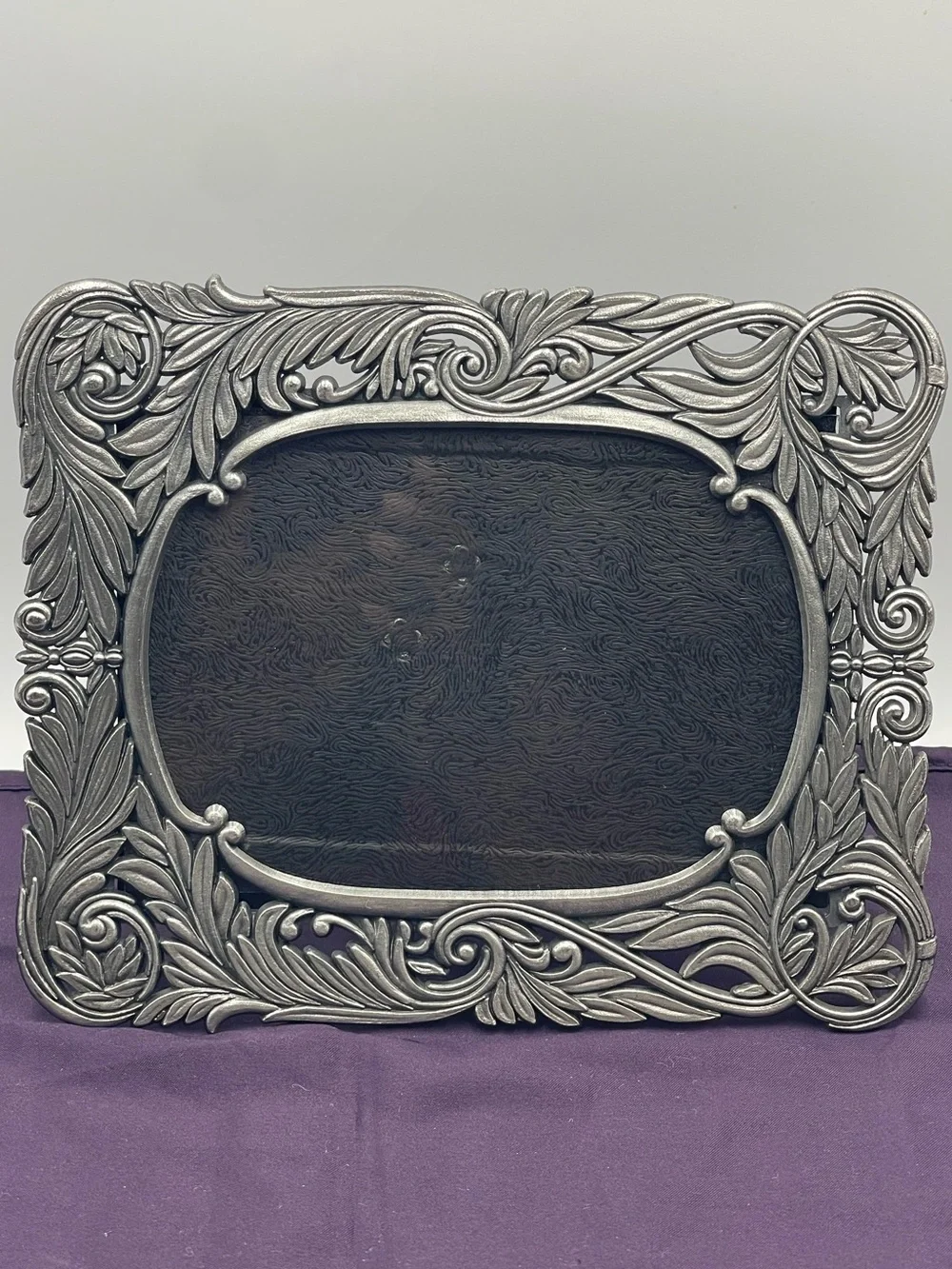 Vintage Ornate Silver Tone Metal Picture Frame w/ 5x7 Oval Opening Acanthus Leaf